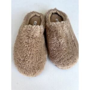 Born brown fluffy slippers, women's size S (5-6)